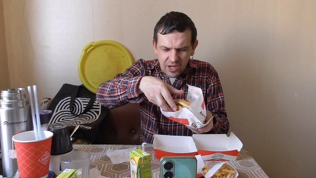 Биг Маэстро Бургер оригинальный и острый / Картофель фри / соус Чесночный и Барбекю за 949 рублей