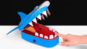 Как сделать игрушечную акулу-стоматолога из картона