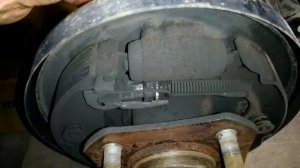 Замена задних тормозных колодок Nissan Tiida 2008