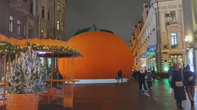 На Арбате все в мандаринах! А на Тверском бульваре розовый меховой паровоз и мерцающий тоннель ✨