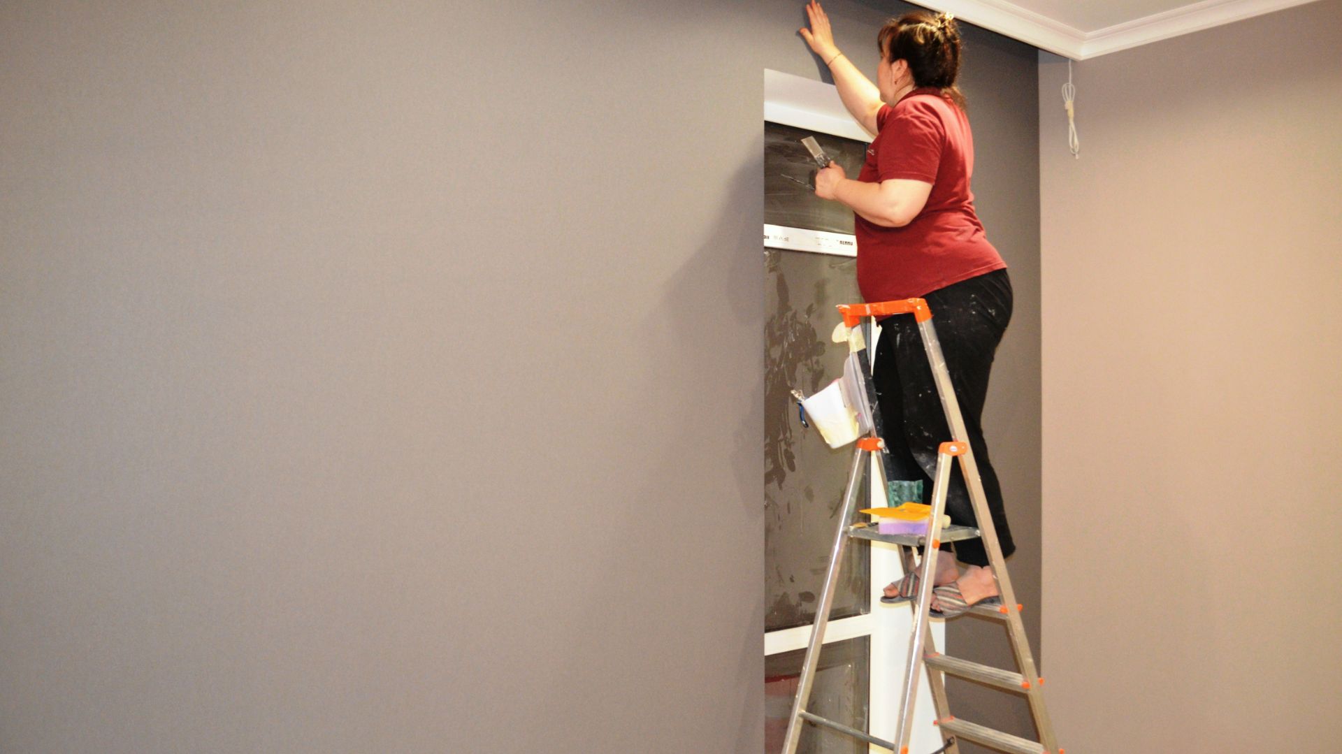 Обои Milassa двух цветов в зале двухэтажного дома