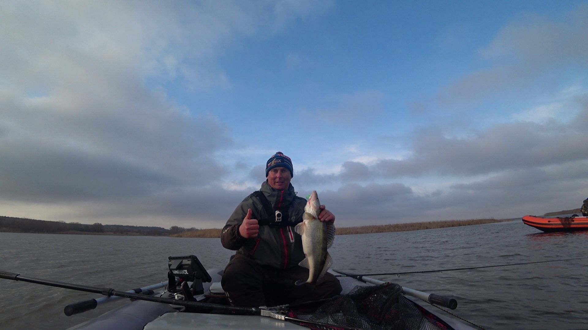 судаки и сазаны прямо под лодкой открытие сезона с лодки #судак #сазан #рыбалка #весна