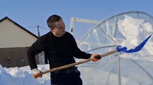 Остались без теплицы / убираю снежные завалы .