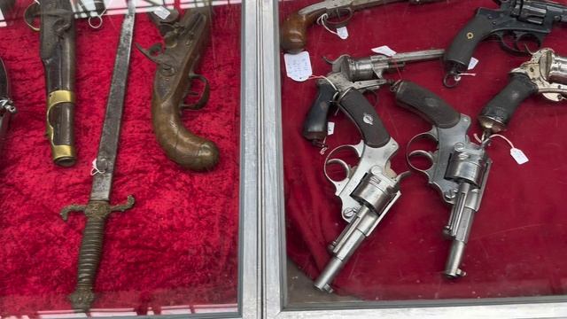 Букинист на ярмарке военного антиквариата во Франции  Bourse Militaria à Lisieux France