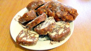 Сладкий десерт Шоколадная колбаска с орехами - рецепт