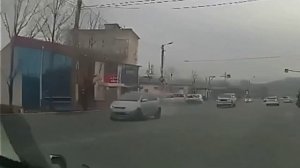 Ветер с порывами до 28 метров в секунду срывает крыши во Владивостоке.