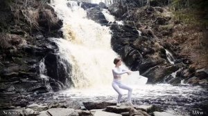 Величие природы и танец у настоящего водопада с веерами