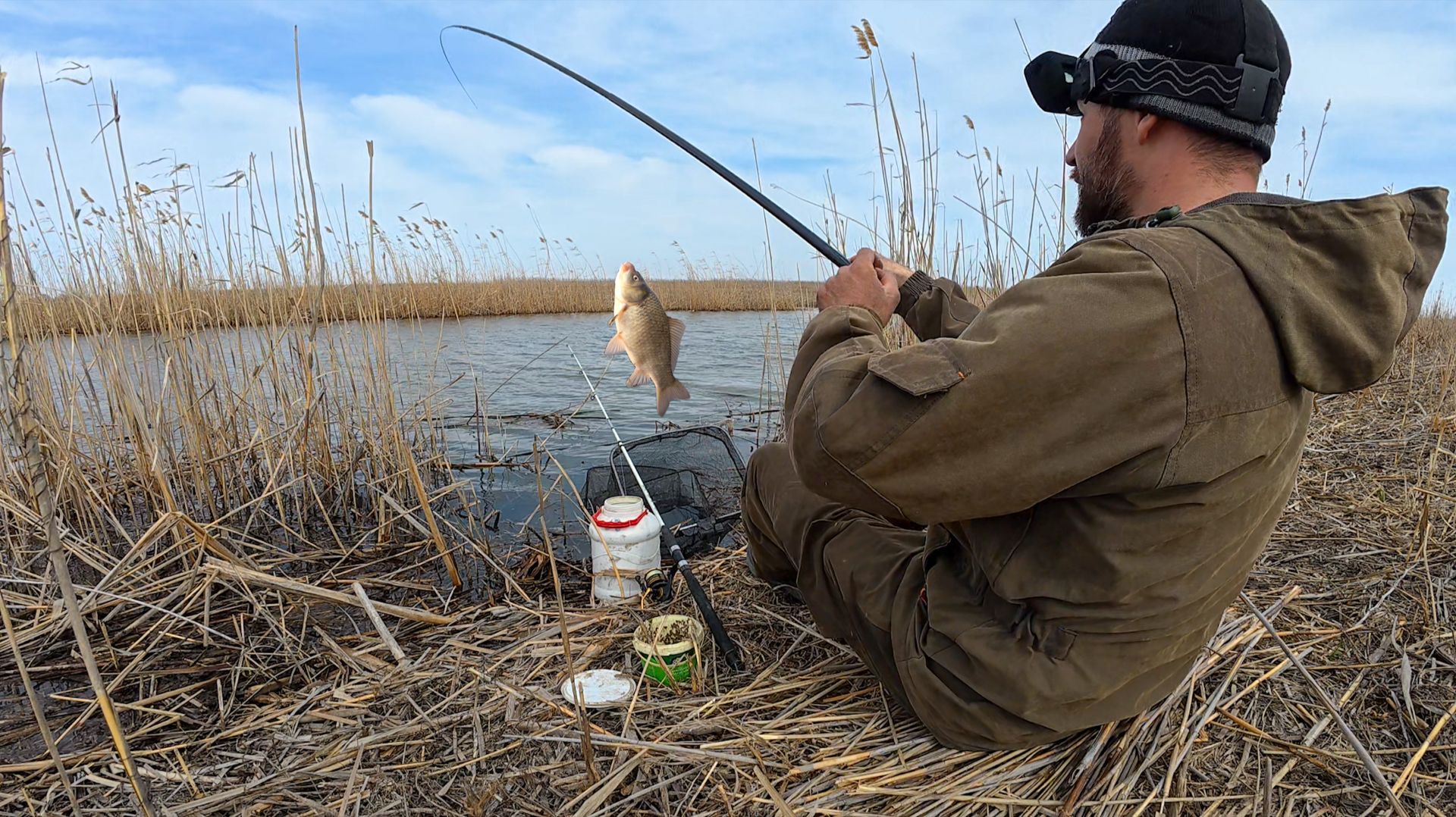 В ЭТИХ КАМЫШАХ ЖИВУТ КАРАСИ-ЛАПТИ! ВЕСЕННИЙ ЖОР РЫБЫ. ЛОВЛЯ НА ПОПЛАВОК. Астрахань.