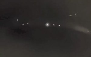 Крупный Корабль Над Торговым Центром