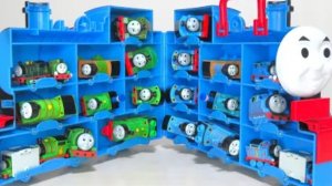 Большой фургончик для детей. Играем спасая паровозики синего и зелёного цвета. #дети #видеодлядетей