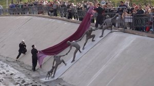 В Алматы установили памятник собаке, которую прохожие спасли живой цепью, взявшись за руки