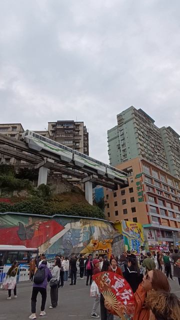 Метро следует через жилой дом