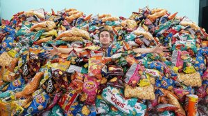 СКУПИЛ ВСЕ ЧИПСЫ В ГОРОДЕ И РАЗДАЛ