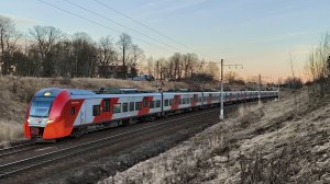 ЭС2Г 239 "Ласточка" сообщением Санкт-Петербург - Лебяжье прибывает на станцию Ораниенбаум 1