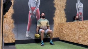 Стульчик у стены с гантелями