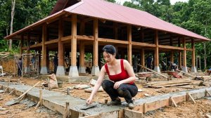 Две подруги строят деревянный домик в лесу для проживания наедине с природой. Бушкрафт