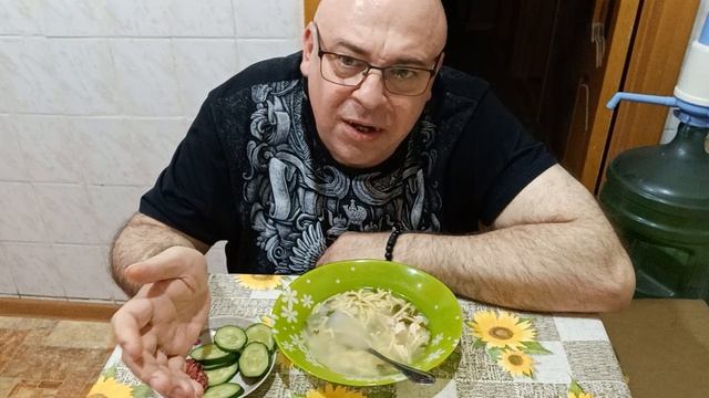 Мукбанг. Лапша, дорогая колбаса и огурчик. Существо в Башкирской деревне.