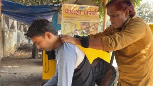 Расслабляющий массаж кожи головы для снятия стресса от индийского уличного парикмахера