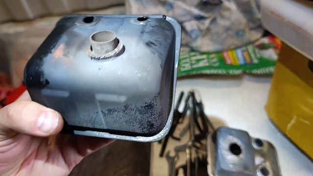 Ремонт дырявого глушителя двигателя мотокоса на снегосамокате