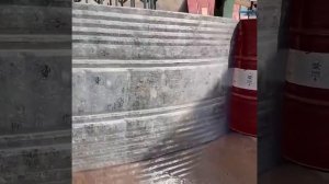 Трубы, которые издают запах бензина.