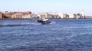 Часто стал видеть на Неве катера на воздушной подушке. Воскресенье, 22 марта 2026 г.