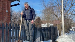 Раскидываем сугробы чтобы не затопило. Обзор рассады. Весна в деревне.