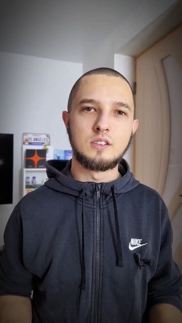 Странный взгляд, когда человек на день рождения грустит