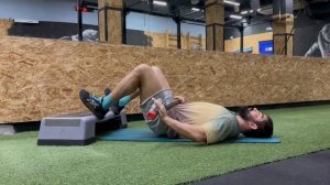 Ягодичный мостик на пятках с бодибаром