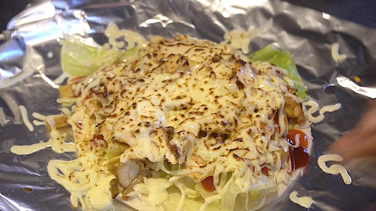 Куриная шаурма с тремя видами сыра — уличная еда Бангкока