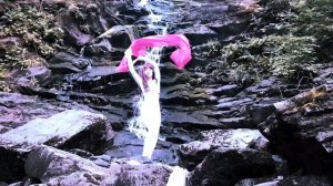 Танец с веерами у водопада "Рассказ бегущей воды" на музыку Джастина Гурвица