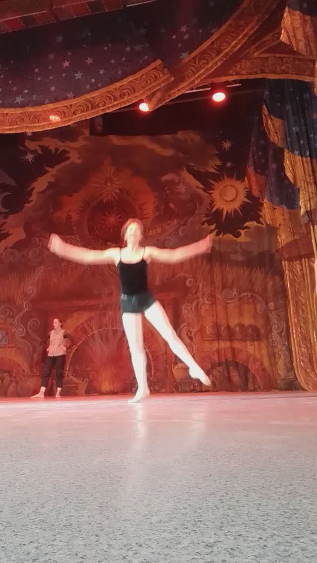 Балетный касс, маленькие прыжки - балерина Маргарита Андреева