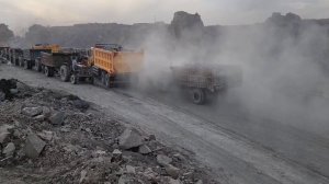 Бесконечный поток самосвалов и тракторов. Карьер. Пакистан