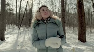 Devochka v naushnikach