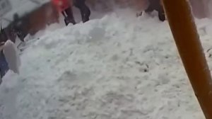 Снег рухнул с крыши и чуть не накрыл детей в Самаре