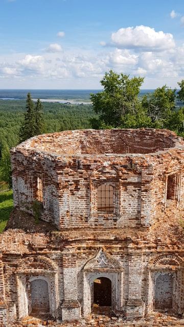 Вид с колокольни заброшенной церкви