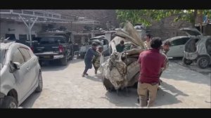 Восстановление скрученного в узел автомобиля. Техника безопасности на производстве. Пакистан