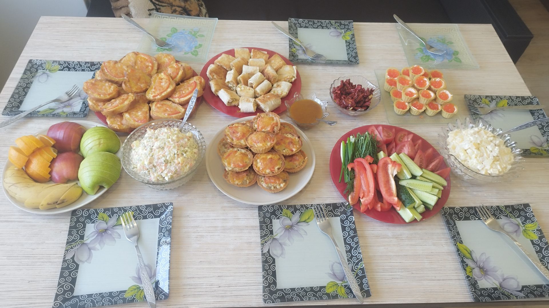 Стол на юбилей мужа, готовлю много закусок и шашлык