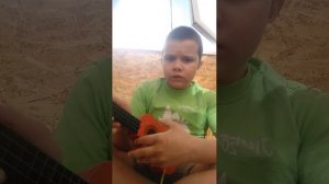 учимся играть на гитаре