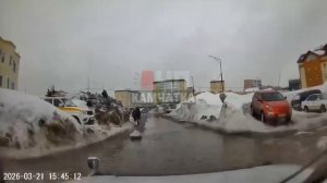 столица Камчатки справляется с таянием огромных сугробов в жилых кварталах