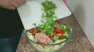 Быстрый салат из капусты - секрет в заправке.