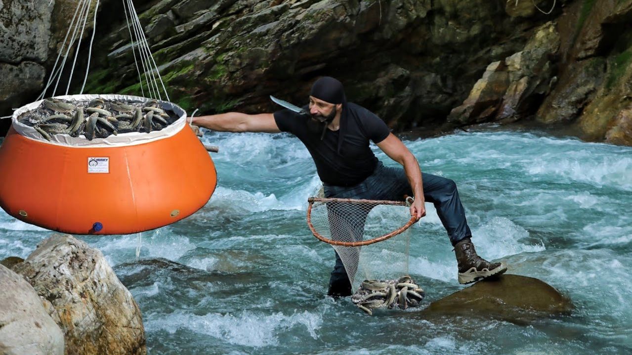 В этом ручье водятся огромные рыбы / Охота на крупную рыбу в ручье / Невероятно