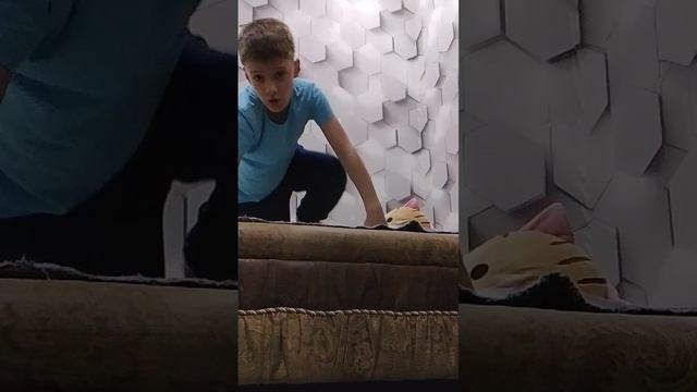 прыгаю на диван, но в замедленной съёмке.?.