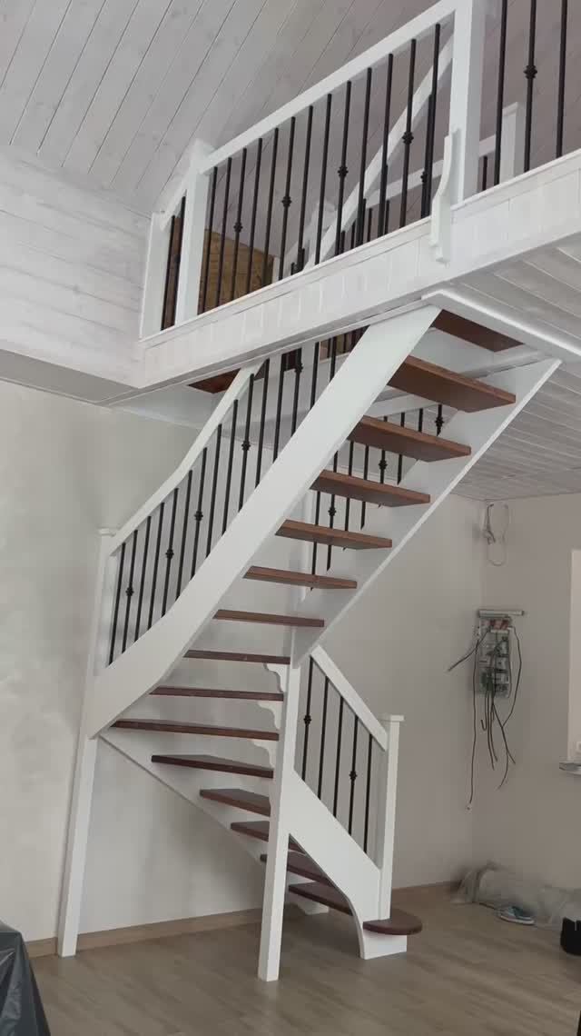 Выпил в потолке под лестницу от А до я