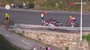 سباق "ميلانو-سان ريمو".. سقوط متسابقة إيطالية من ارتفاع عدة أمتار وارتطامها بالأرض