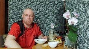 Мукбанг. Пельмешки с салатом и колбасой. На запивон томатный сок.