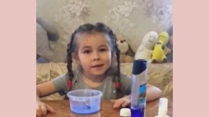 Делаем слайм из клей , тетрабората натрия и геля для душа .