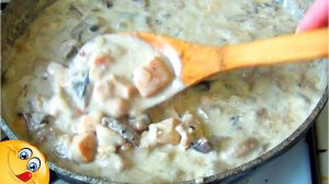 Фрикасе из курицы с грибами в сметанном соусе - рецепт