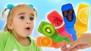 Алиса делает фруктовое мороженое на палочке