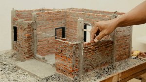 Смотрите, как я строю мини-домик из кубиков, как настоящий.