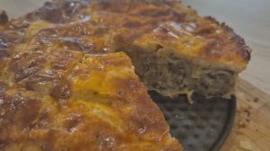 Намазываю сырой фарш на лаваш и заливаю яйцами. Это так вкусно и никакой возни с тестом